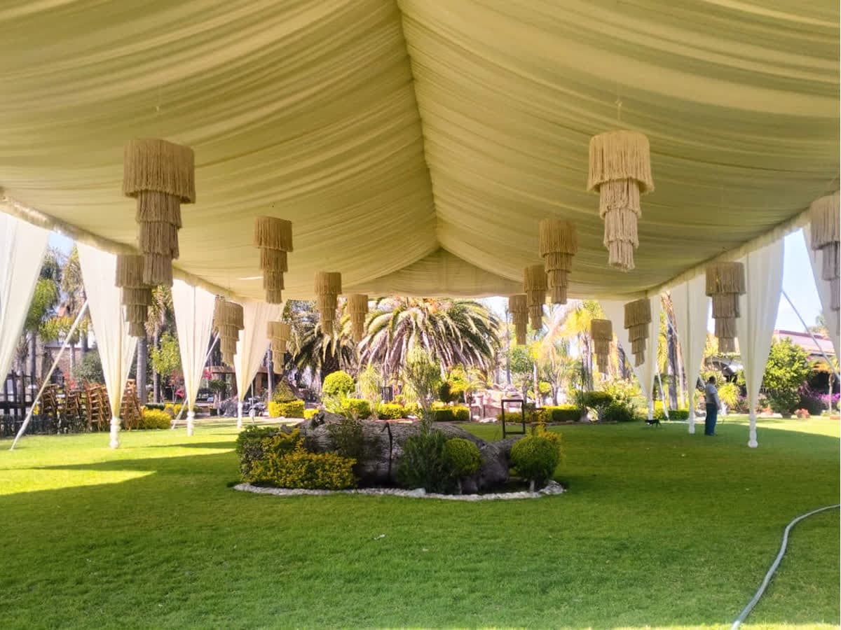 Carpa alemana con plafón en V plisado (4m altura)