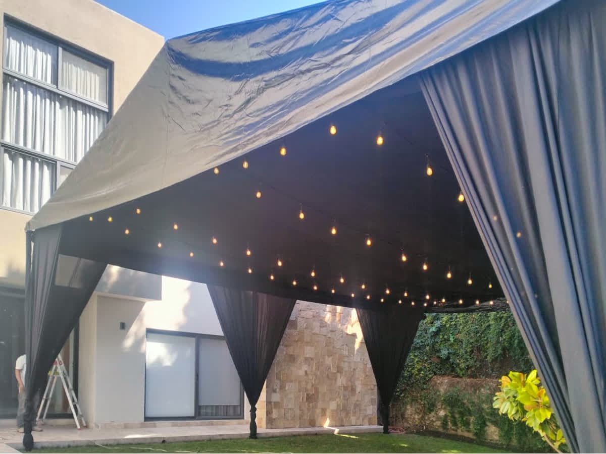 Carpa con plafón liso negro (4m altura)