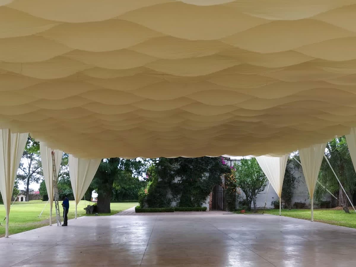 Carpa con plafón en olas ivory (5m altura)